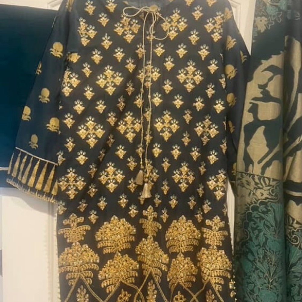 New J Pret gota and tilla work 
Shirt and full shawl,trousers 
Pakistani